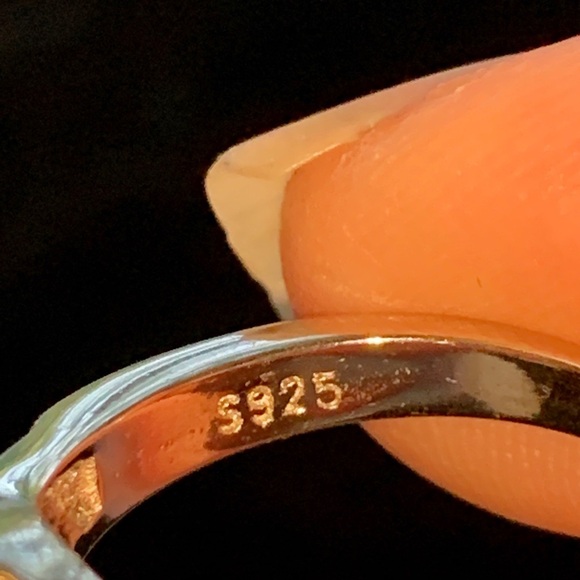 Natural Peridot Gemstone Ring with 925 Silver - Picture 3 of 9